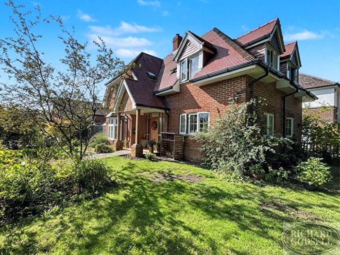 5 Bedroom Detached House For Sale In West Christchurch, BH23