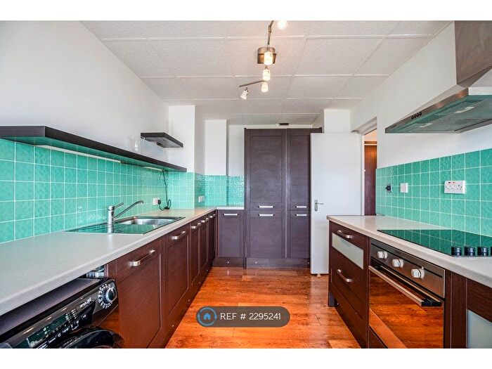 2 Bedroom Flat To Rent In Beckett House, London, SW9