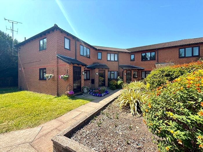 2 Bedroom Flat For Sale In Parsonage Way, Frimley, Camberley, Surrey, GU16