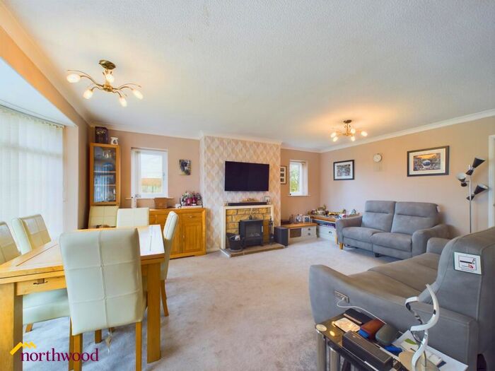 3 Bedroom Bungalow For Sale In Thornhill, Chacombe, OX17