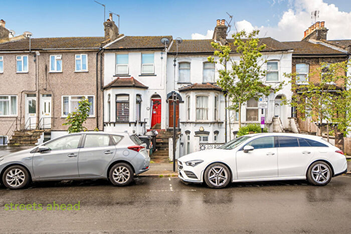 2 Bedroom Apartment For Sale In Oval Road, East Croydon, CR0