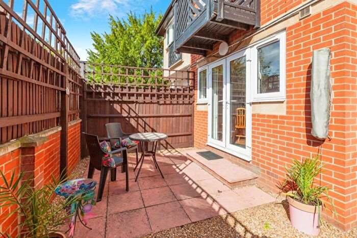 2 Bedroom Flat For Sale In Grove Close, Slough, SL1