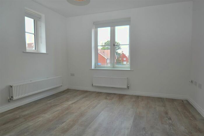 2 Bedroom Flat To Rent In Peach Road, Horley RH6
