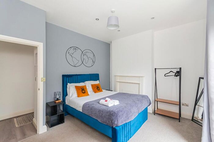 2 Bedroom Flat For Sale In Cotham Road, Cotham, BS6