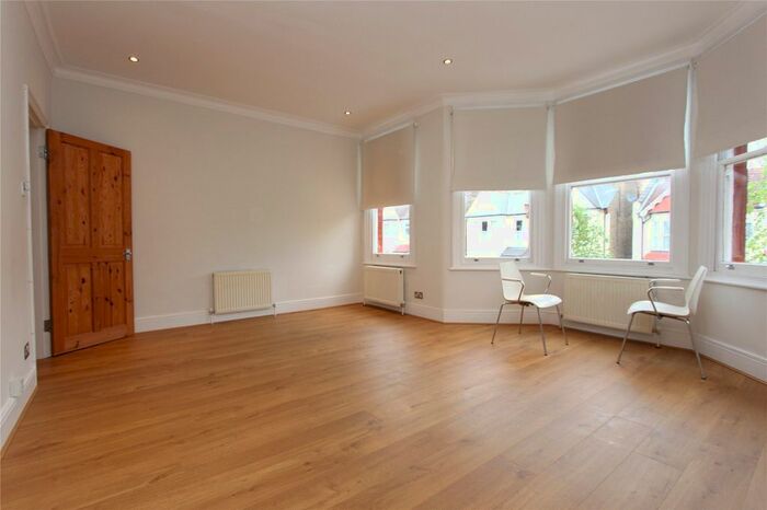 2 Bedroom Flat To Rent In Eaton Park Road, Palmers Green, London, N13