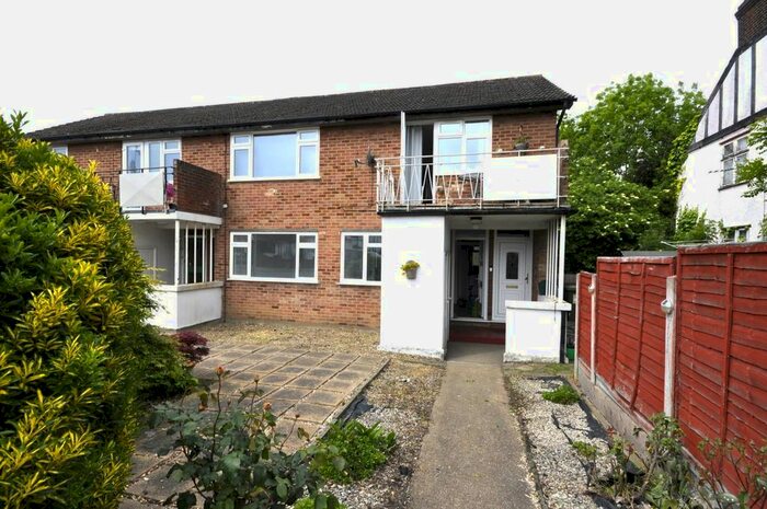 2 Bedroom Flat To Rent In Collier Row Lane, Collier Row, Romford, RM5
