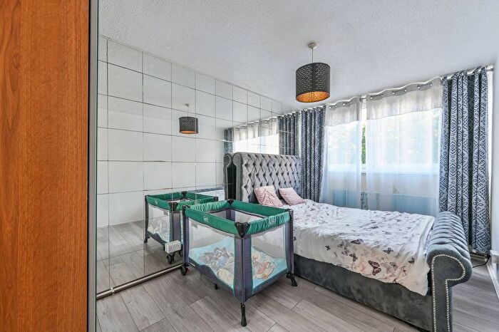 1 Bedroom Flat For Sale In Gardiner House, Surrey Lane, Battersea, London, SW11