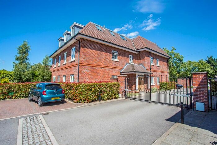 2 Bedroom Flat For Sale In Hurley Close, Banstead, SM7