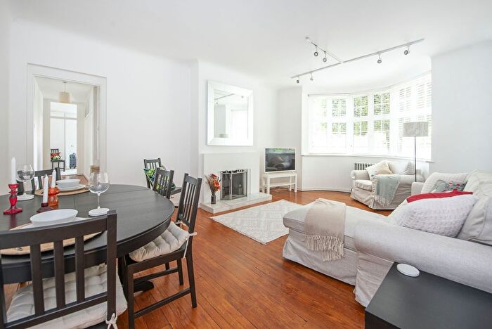 3 Bedroom Flat To Rent In The Downs, London, SW20