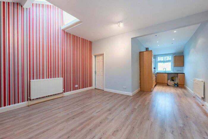 2 Bedroom Flat To Rent In Croham Road, South Croydon, CR2