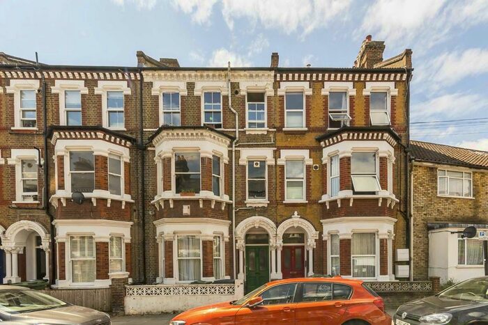 2 Bedroom Flat To Rent In Tremadoc Road, London, SW4