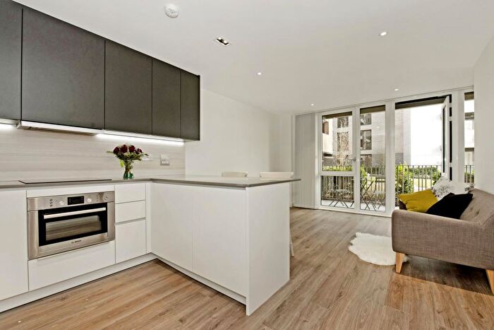 Apartment To Rent In Devan Grove London, N4