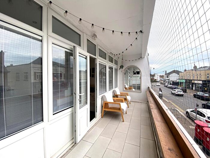 1 Bedroom Flat For Sale In Rectory Grove, Leigh-on-sea, SS9