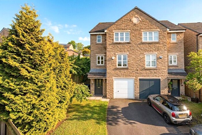 4 Bedroom Semi-Detached House For Sale In Summerley Court, Idle, Bradford, West Yorkshire, BD10