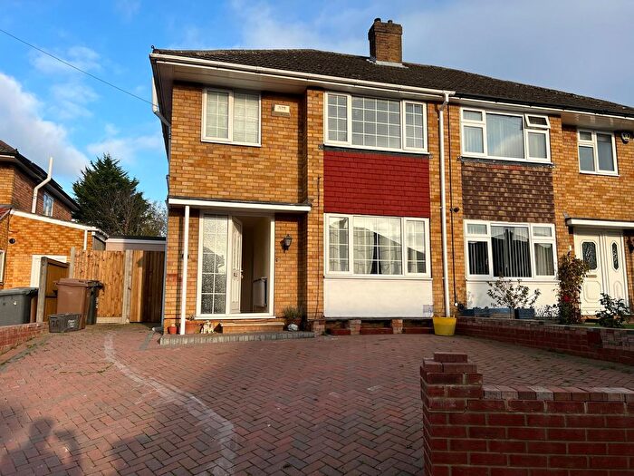 4 Bedroom Semi-Detached House To Rent In Kynance Close, Luton, LU2
