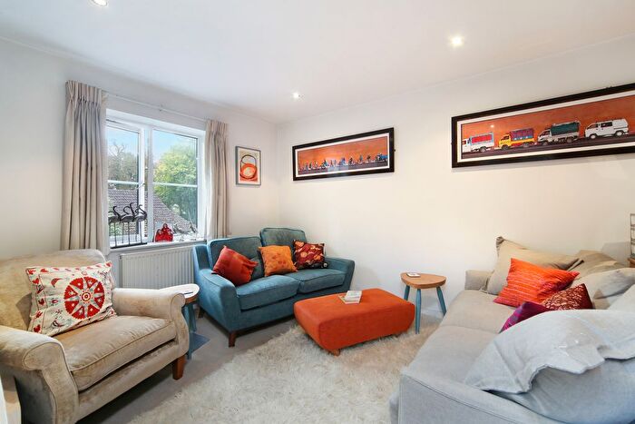 2 Bedroom Flat To Rent In Wey Road, Weybridge, Surrey, KT13