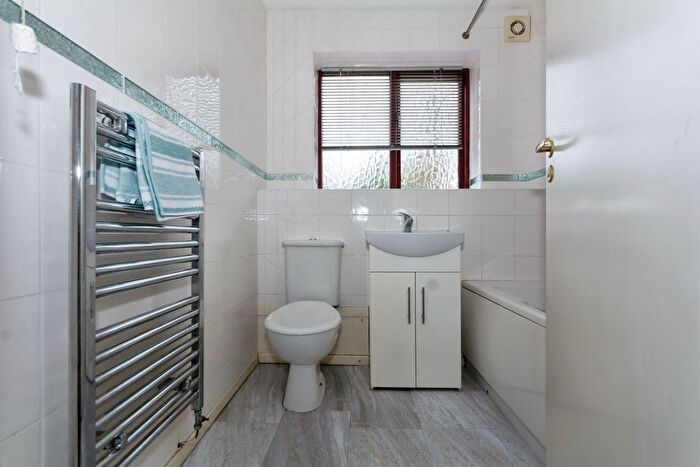 2 Bedroom Detached House For Sale In Raddlebarn Farm Drive, Selly Oak, Birmingham, B29