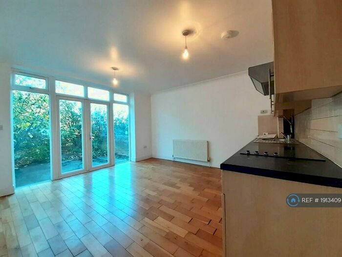 2 Bedroom Flat To Rent In Surrey Road, Cliftonville, Margate, CT9