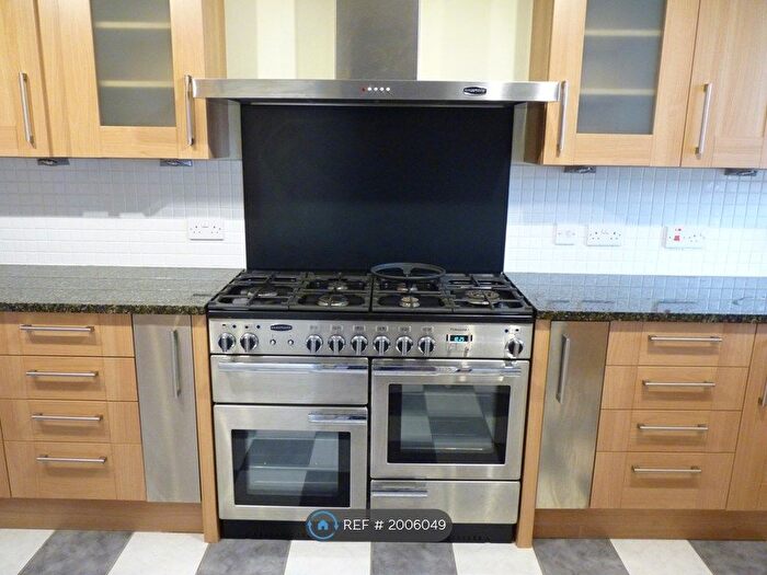 2 Bedroom Semi-Detached House To Rent In London, London, SE8