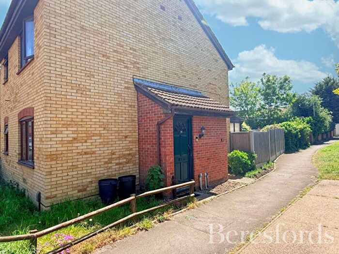 1 Bedroom Semi-Detached House For Sale In Mansard Close, Hornchurch, RM12
