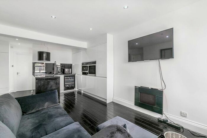 2 Bedroom Flat To Rent In Blenheim Crescent, Notting Hill, London, W11