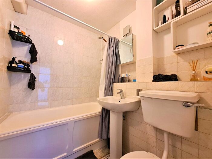 2 Bedroom Flat For Sale In Grange Road, Ealing, London, W5