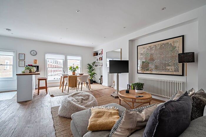 2 Bedroom Flat To Rent In Sinclair Gardens, Shepherd's Bush, London, W14