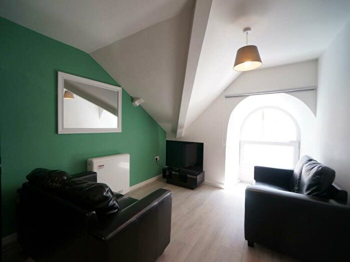 2 Bedroom Apartment To Rent In York Place, Bangor, LL57