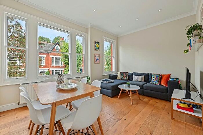 2 Bedroom Flat For Sale In Gladsmuir Road, Whitehall Park, N19