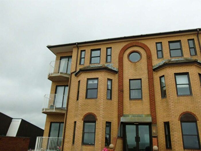 2 Bedroom Flat To Rent In Marine Parade, Hythe, Folkestone, CT21