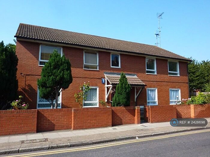 3 Bedroom Flat To Rent In Clark Street, London, E1