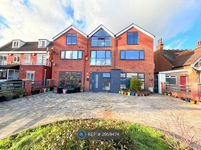 1 Bedroom Flat To Rent In Cranbrook Road, Ilford, IG6
