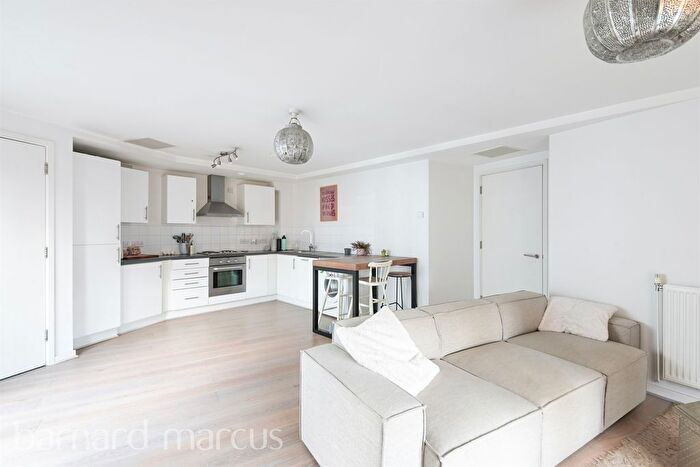 1 Bedroom Flat For Sale In Chapel Yard, London, SW18