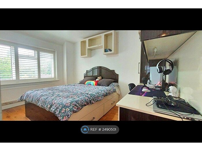 4 Bedroom Semi-Detached House To Rent In St. Davids Drive, Edgware, HA8