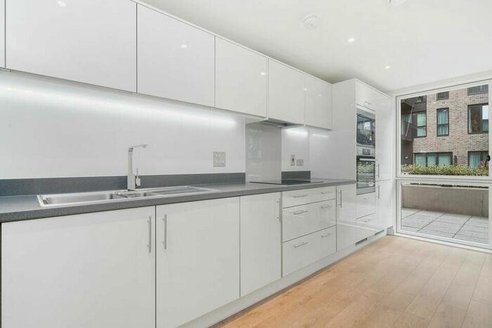 3 Bedroom Flat To Rent In Montford Place, London, E15