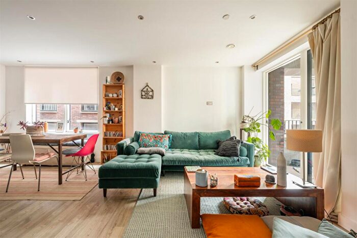 2 Bedroom Flat For Sale In Rookwood Way, Bow, E3