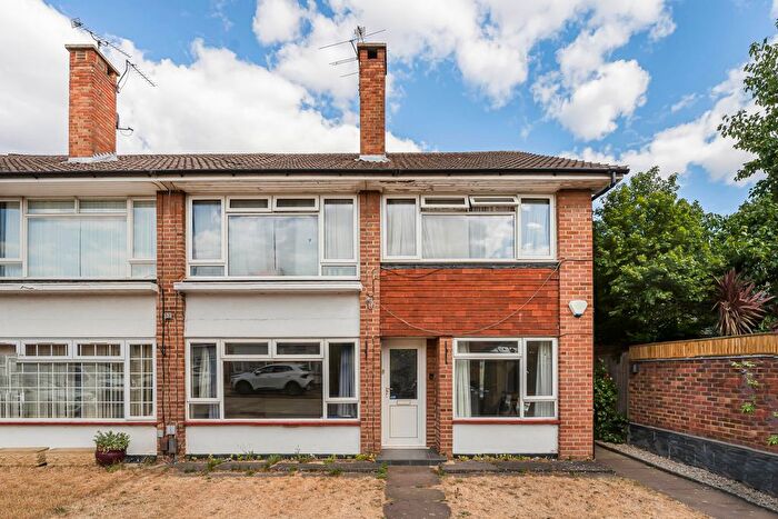 2 Bedroom Maisonette For Sale In Oak Grove, Sunbury-On-Thames, Surrey, TW16