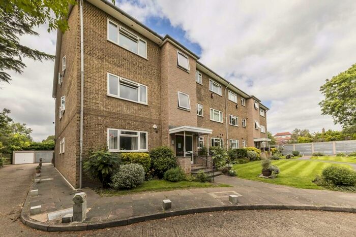 2 Bedroom Flat To Rent In Ash Tree Close, Surbiton, KT6