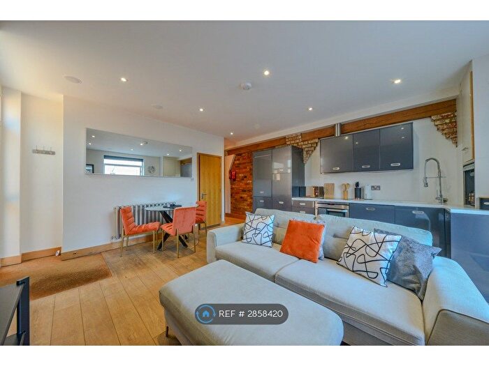 2 Bedroom Flat To Rent In St. Peters Mews, St. Albans, AL1