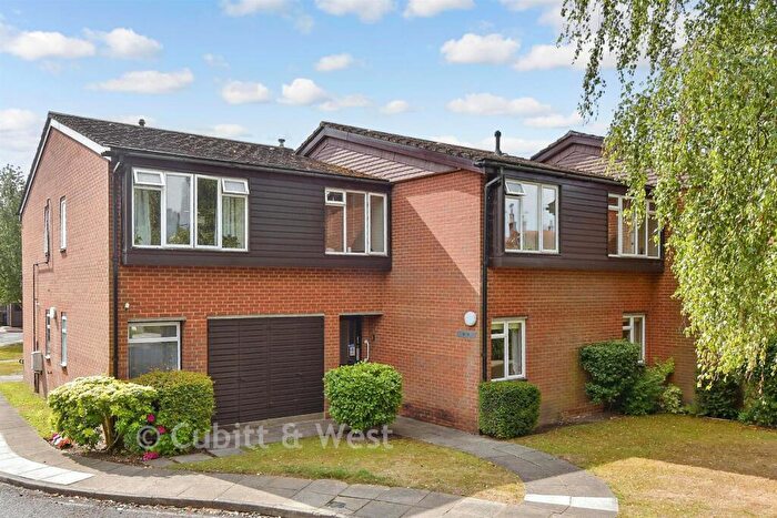 2 Bedroom Flat For Sale In Hesketh Close, Cranleigh, Surrey, GU6