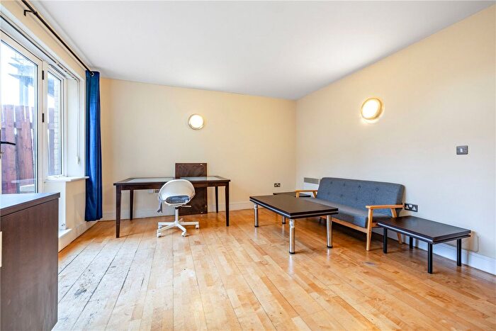 2 Bedroom Flat To Rent In Llanvanor Road, London, NW2