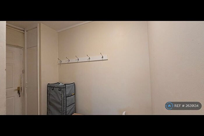 3 Bedroom Flat To Rent In Lovell Park Heights, Leeds, LS7