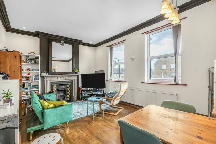 3 Bedroom Flat To Rent In Upper Richmond Road West, East Sheen, SW14