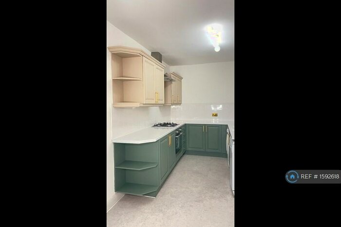 2 Bedroom Flat To Rent In Lincoln Court, Enfield, EN2