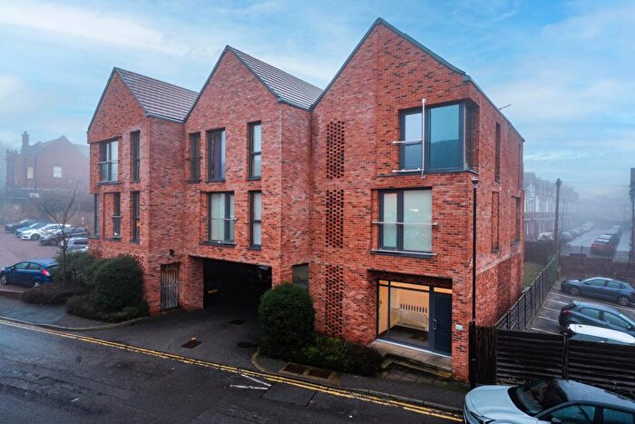 2 Bedroom Flat For Sale In The Hawthorns, Well Lane, Chapel Allerton, Leeds, LS7