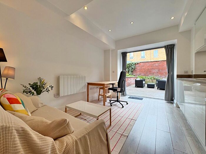 Flat To Rent In Victoria Gardens, Hyde Park, Leeds, LS6
