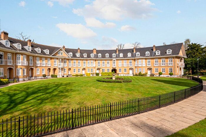 6 Bedroom Town House For Sale In Lakeside Grange, Weybridge, KT13