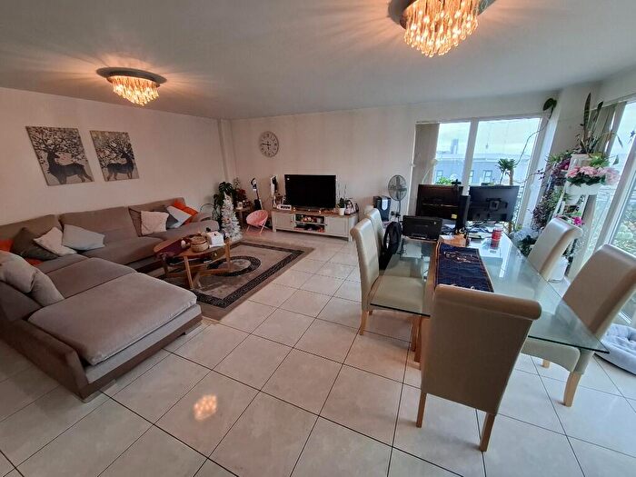 3 Bedroom Flat To Rent In Victoria Wharf, Watkiss Way, Cardiff, CF11