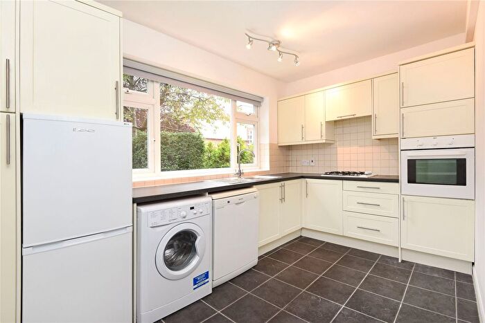 2 Bedroom Flat To Rent In Vandyke Close, Putney, London, SW15