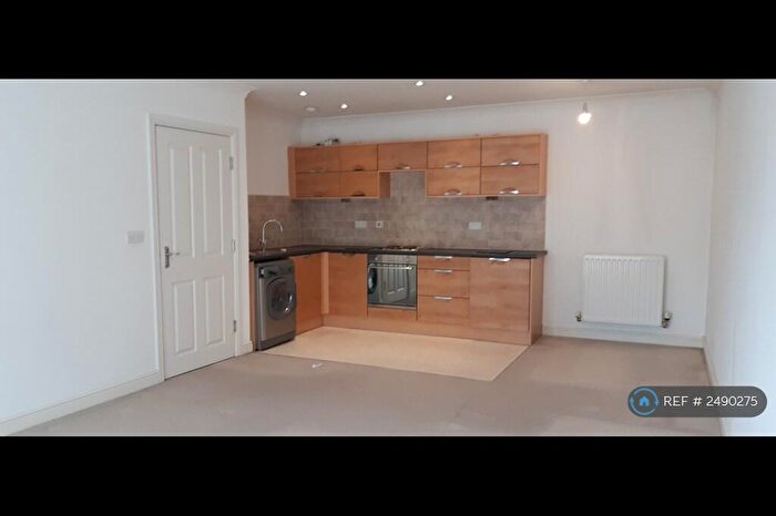 2 Bedroom Flat To Rent In Gledhow Valley Road, Leeds, LS8